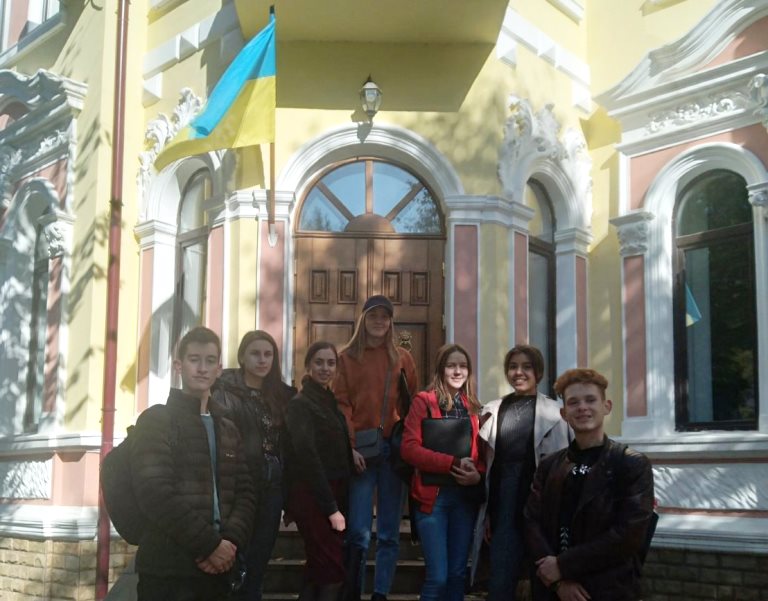 Студенти географічного факультету біля Тернопільської обласної універсальної бібліотеки